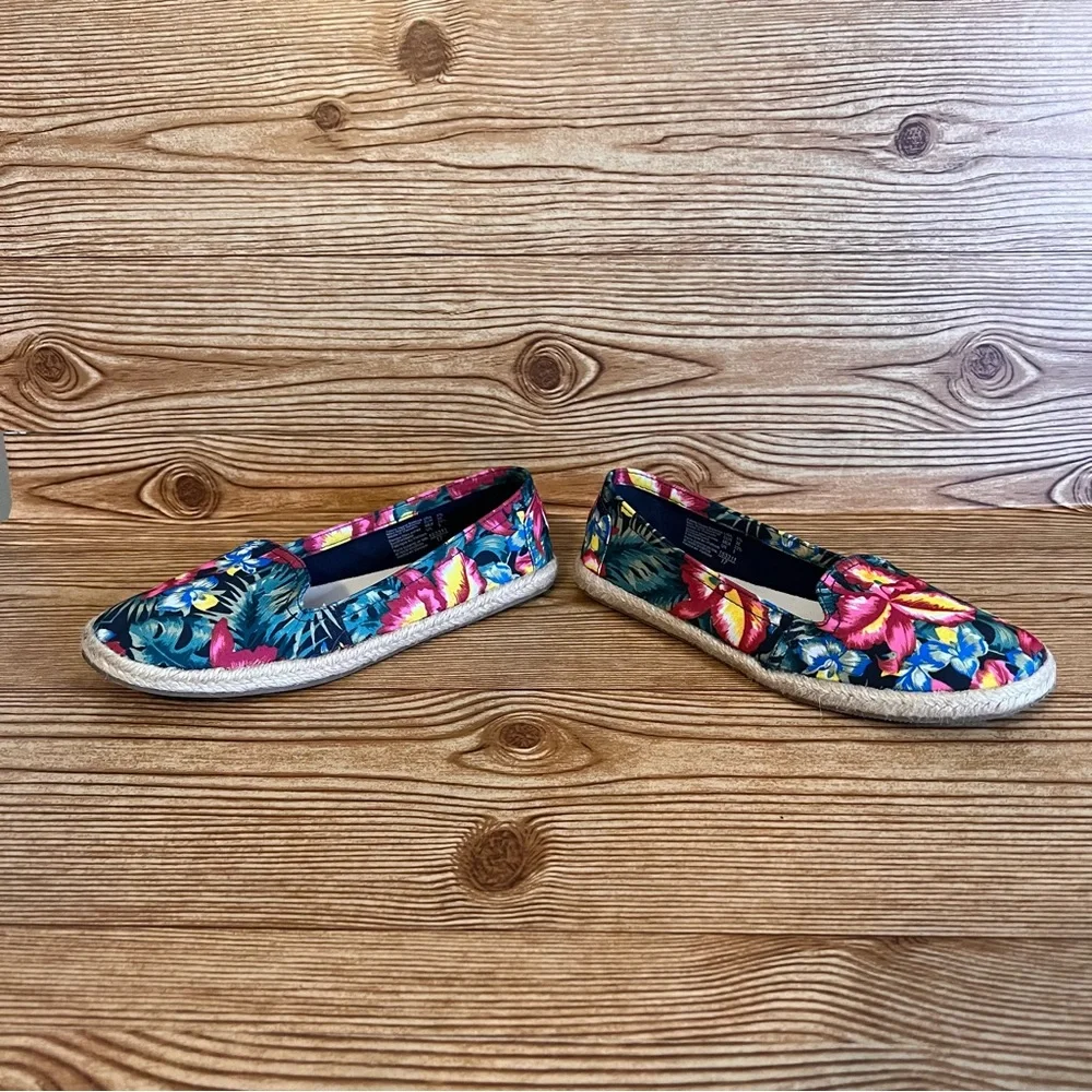American Eagle Size 6.5 Floral Slip On Canvas Flat Shoes Closed Toe